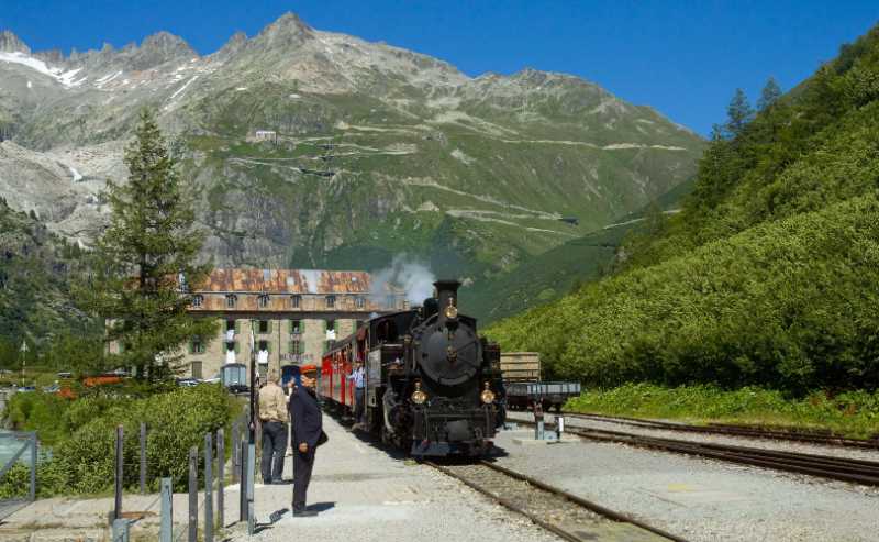 train arriving at Gletsch - jigsaw puzzle