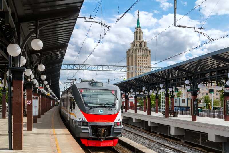 train at Moscow railway station - jigsaw puzzle