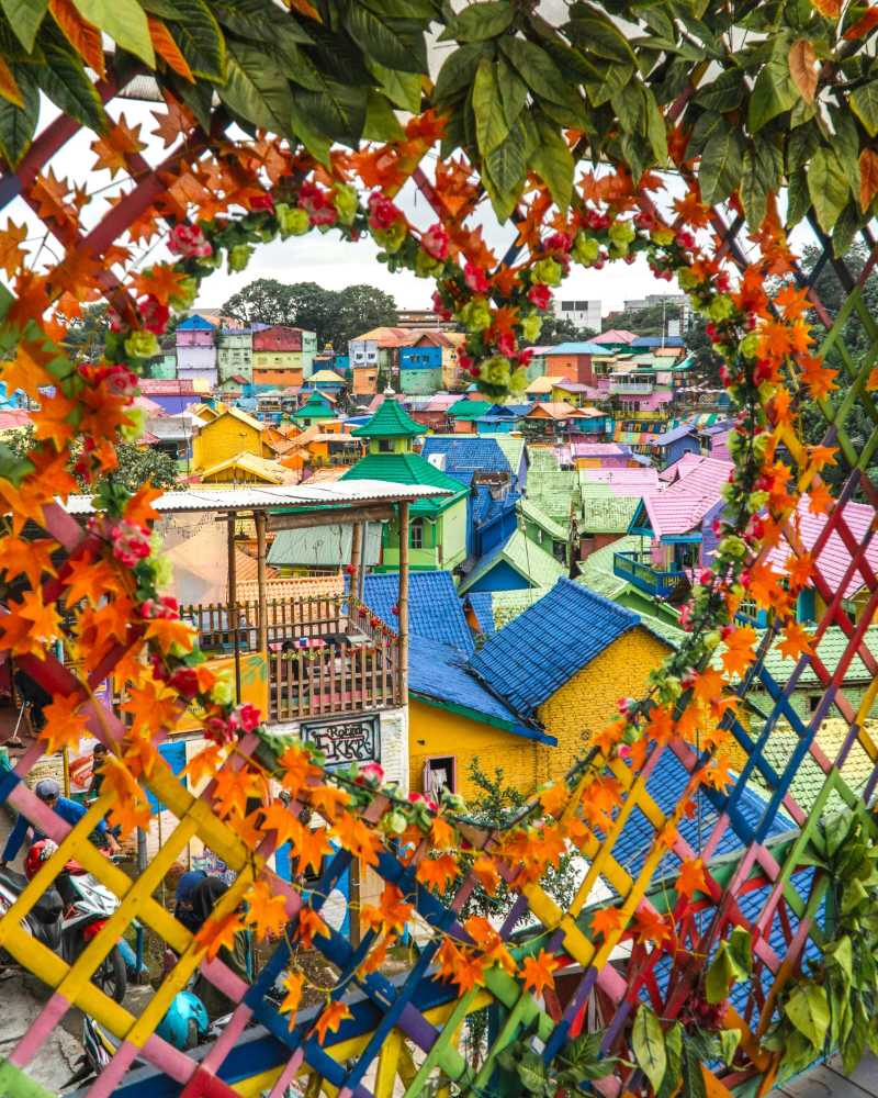 House viewed from heart-shaped window - jigsaw puzzle