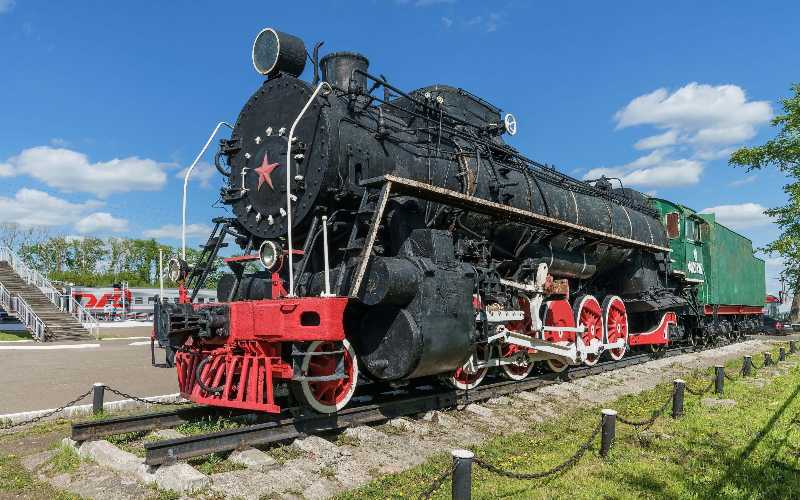 train at Zuevka railway station - jigsaw puzzle