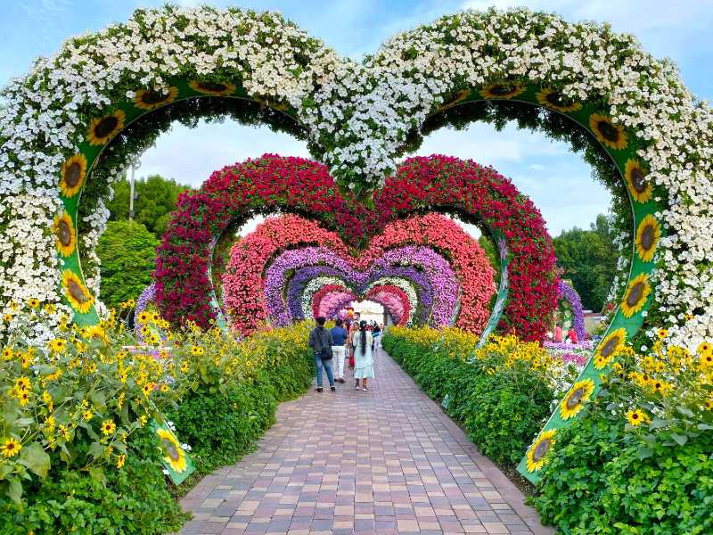 Path with heart shaped flower stands - jigsaw puzzle