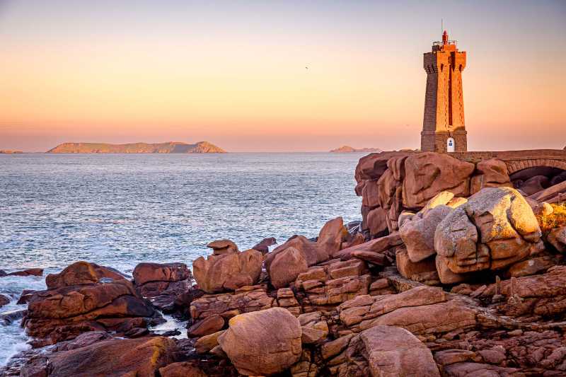 the Pink Granite Coast lighthouse - jigsaw puzzle