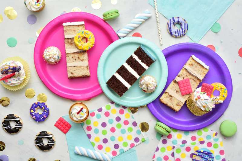 Pink purple plastic plate with cake - jigsaw puzzle