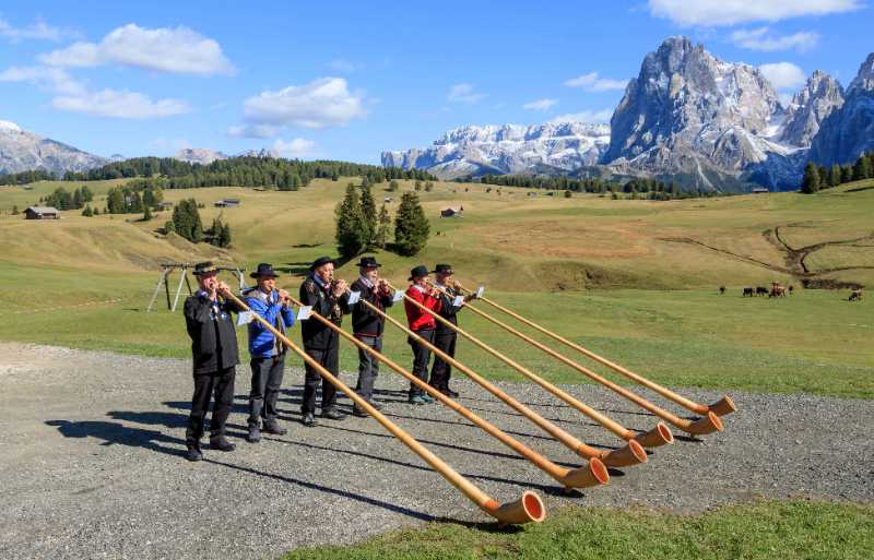 Alphorn blowers at the Sanon hut - jigsaw puzzle