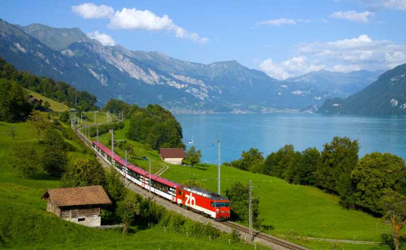 An InterRegio train following the Lake Brienz shoreline - jigsaw puzzle