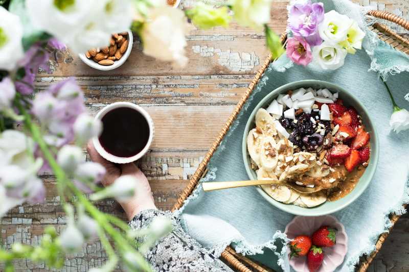 Eine Schüssel Haferbrei mit Erdbeeren Blaubeeren und Mandeln