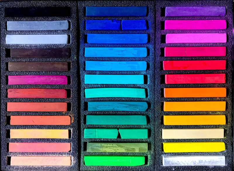 a box filled with lots of different colored crayons 