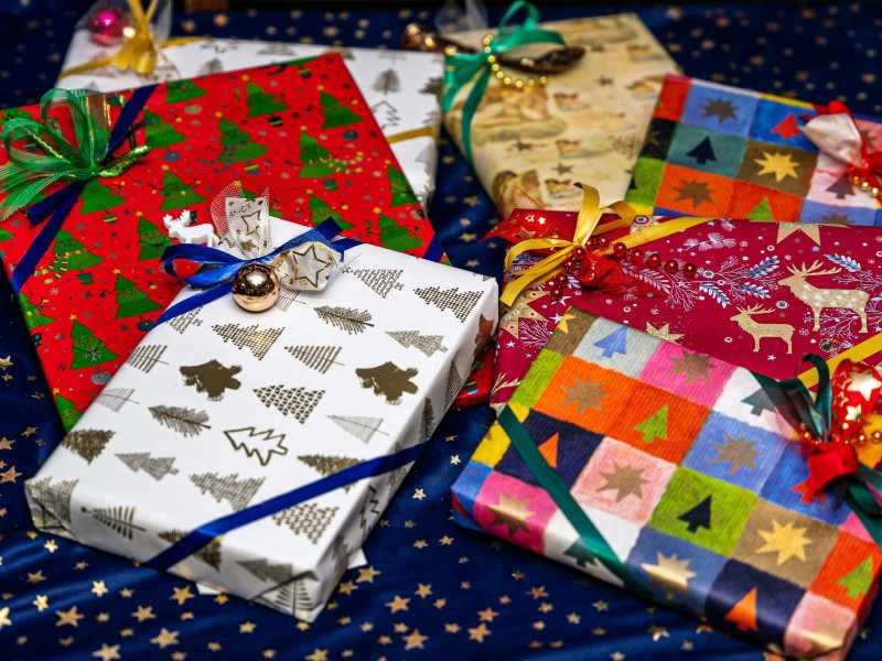 a group of wrapped presents sitting on top of a table - jigsaw puzzle