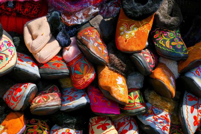 Ein Stapel weicher Schuhe mit Stickereien