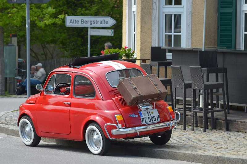 Ein rotes Auto auf dem Bürgersteig geparkt