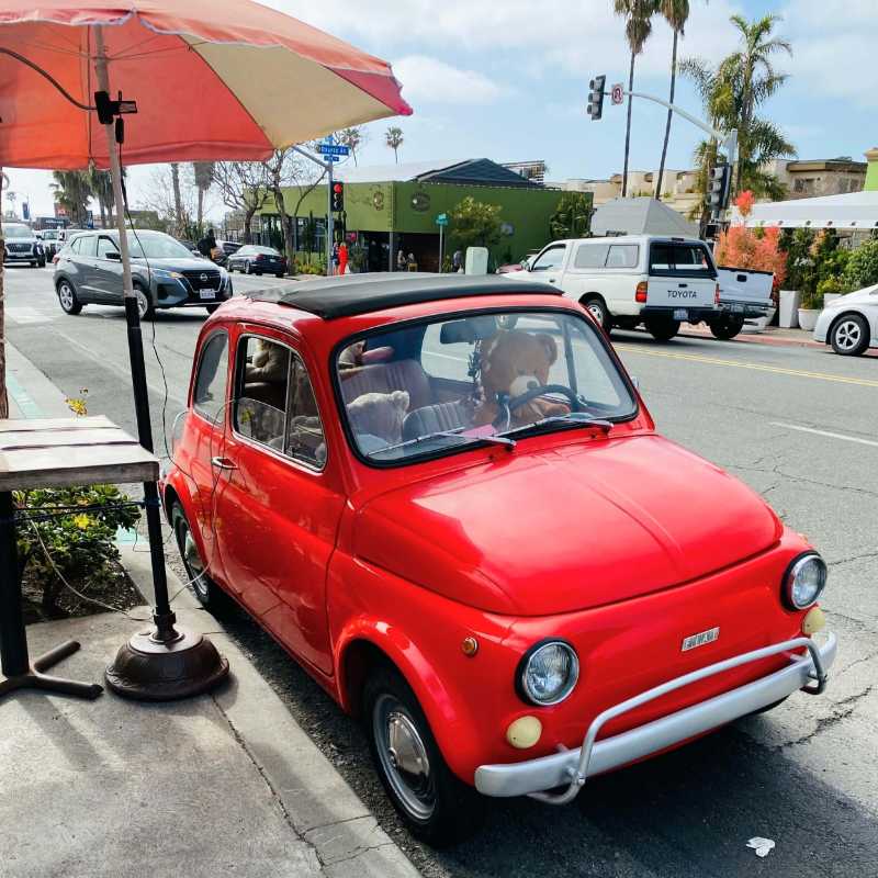 Un Fiat 500 clásico rojo aparcado en la carretera