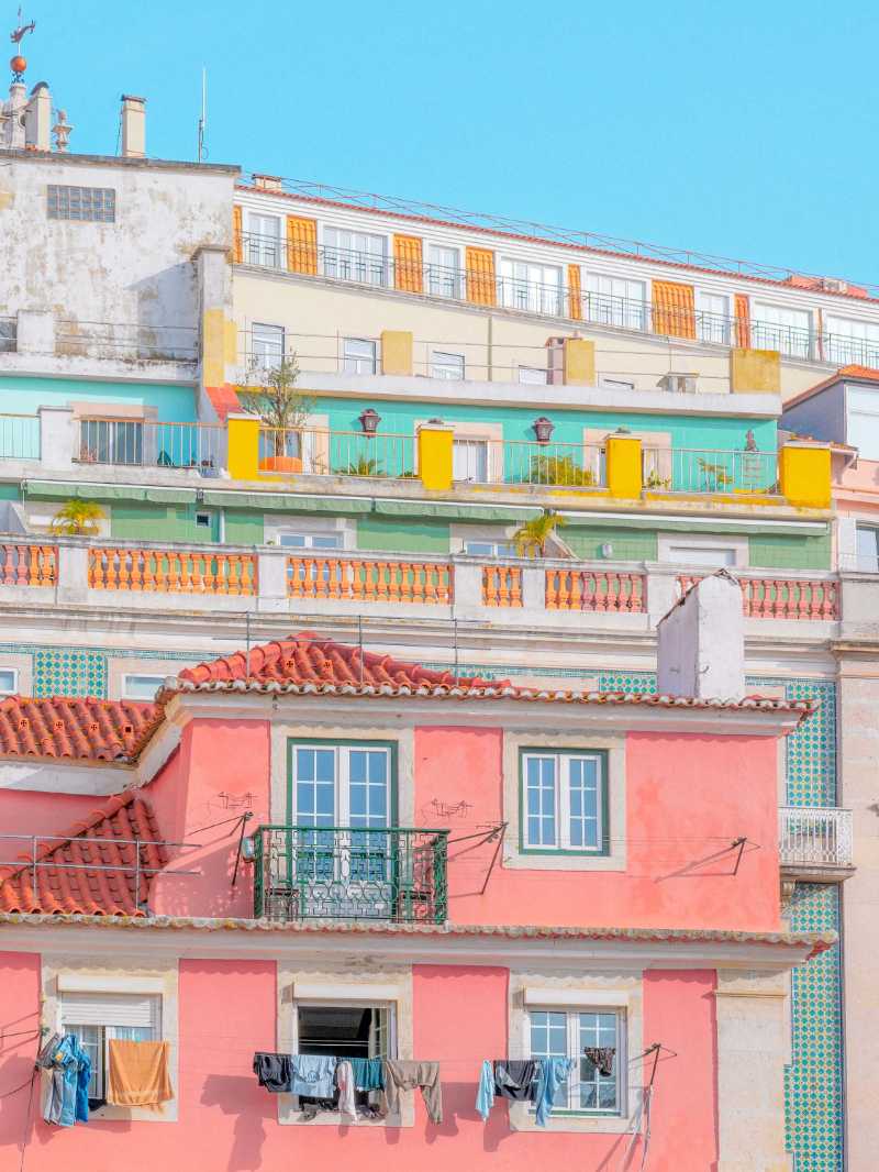 uma fileira de edifícios coloridos em Lisboa
