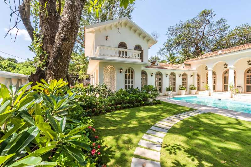 A Villa With Pool and Garden