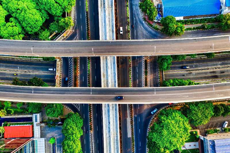 Photographie aérienne des routes en béton gris