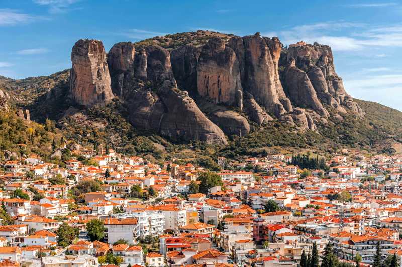 vista aerea della città di Kalambaka vicino ai famosi monasteri di Meteora