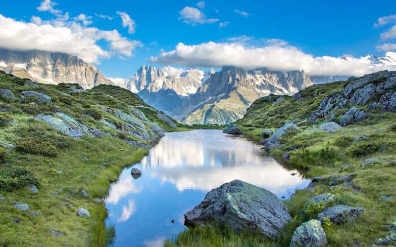 Reflejo del lago alpino Impresionante paisaje montañoso en los Alpes