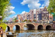 アムステル川の古い家々と橋、オランダの有名な都市アムステルダムの美しい景色 - ジグソーパズル