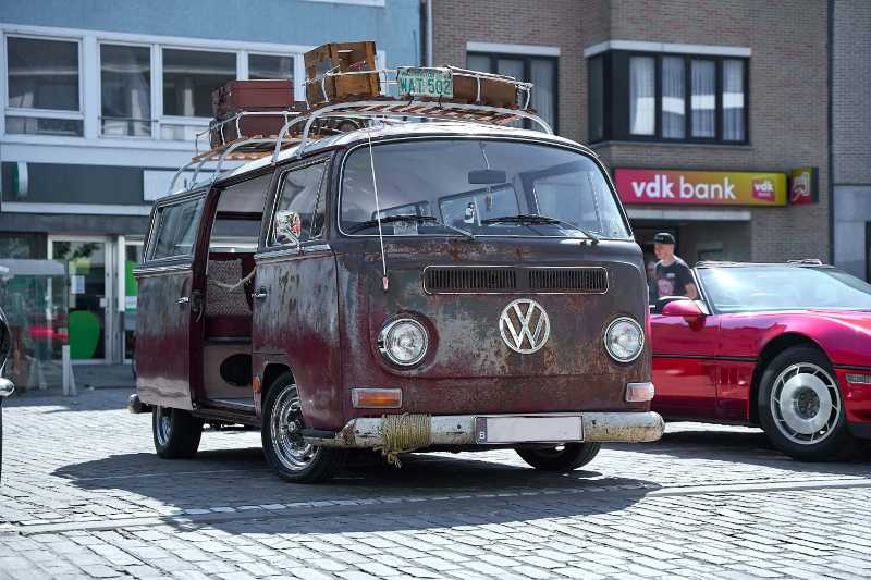 Une Volkswagen antique dans la rue