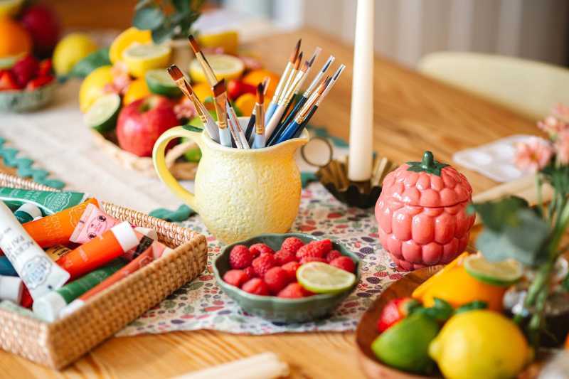 Materiales de arte y configuración creativa de bodegones con frutas frescas