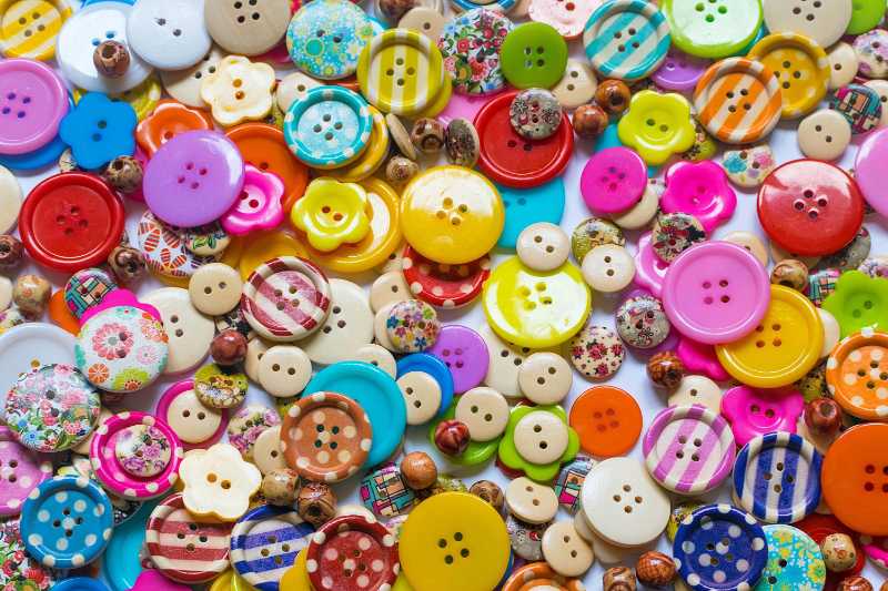 Bottoni colorati assortiti per lavori artigianali e cucito