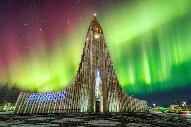 aurora borealis above hallgrimskirkja church in central of reykjavik city - jigsaw puzzle