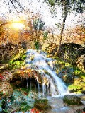Herbstlicher Wasserfall in den Bergen der Krim - puzzle