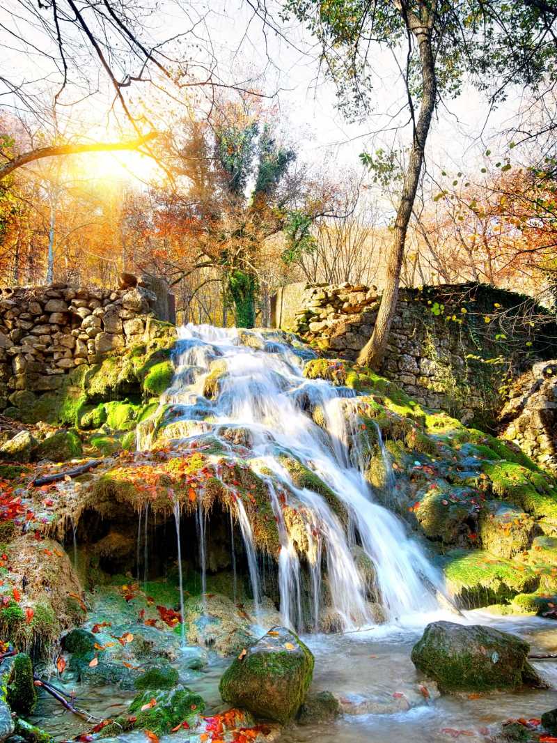 Herbstlicher Wasserfall in den Bergen der Krim