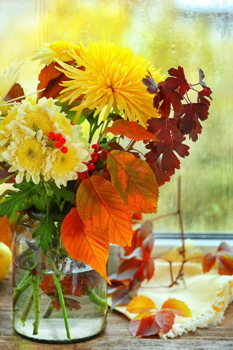 Schöner Herbststrauß mit Chrysanthemenblüten auf der Fensterbank