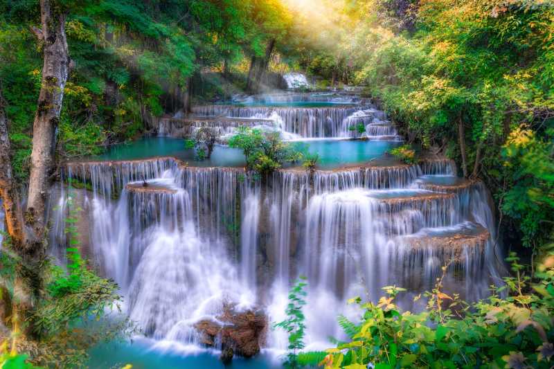 Wunderschöner Wasserfall in Kanchanaburi Thailand