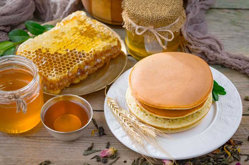 Bienenhonig und Pfannkuchen zum Frühstück