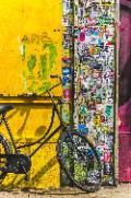 Fahrrad neben Wand voller Aufkleber geparkt - puzzle