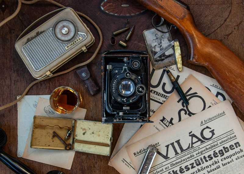 Appareil photo antique noir et argent sur table en bois marron