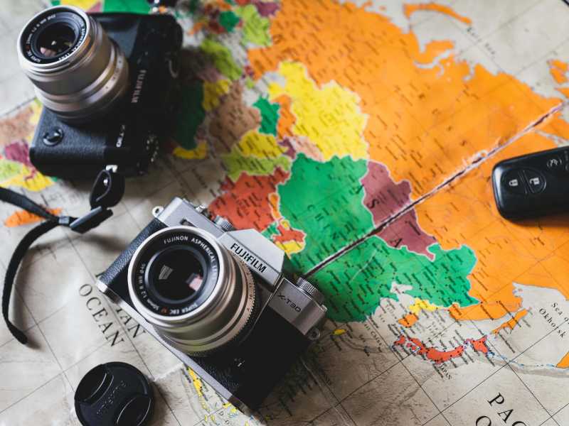 Schwarze und silberne DSLR-Kameras auf der Karte