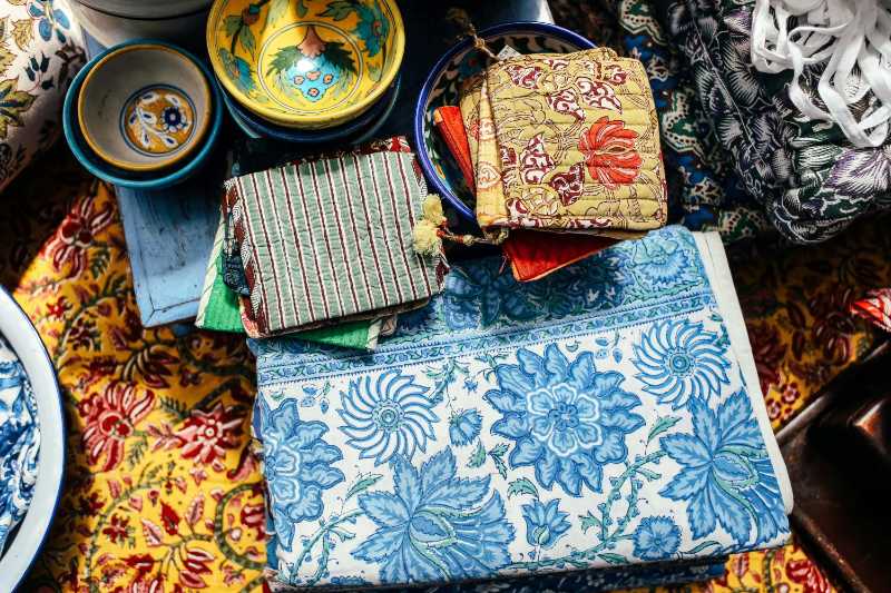 Blau-weißes Blumentextil