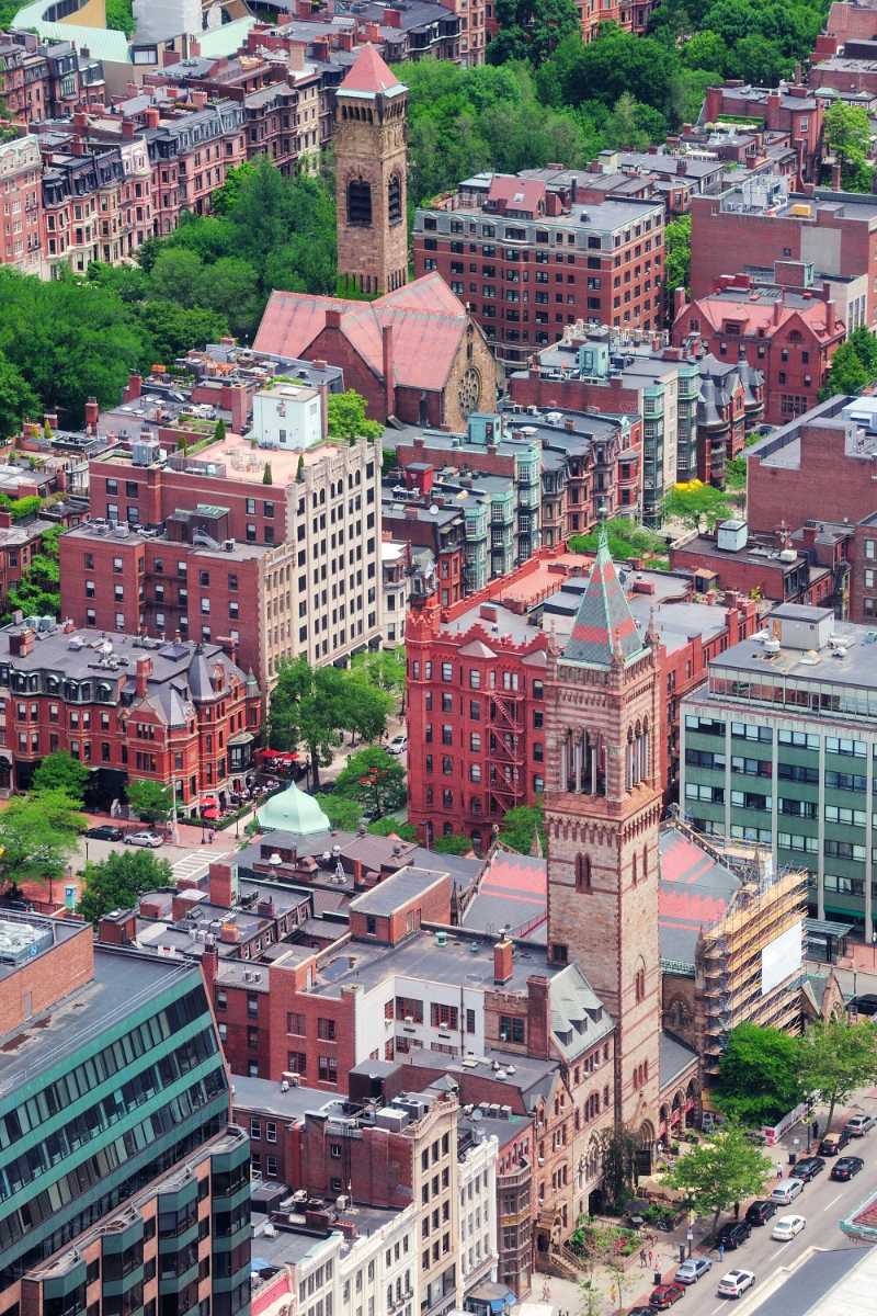 Luftaufnahme des Bostoner Stadtbildes mit historischer Architektur