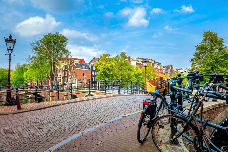 Brücken Fahrräder und Laternen – Panorama der berühmten Altstadt von Amsterdam