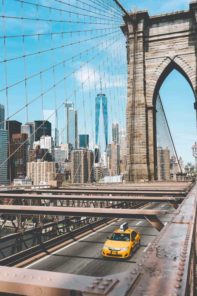 Vista del puente de Brooklyn desde un taxi amarillo que conduce al horizonte de Manhattan