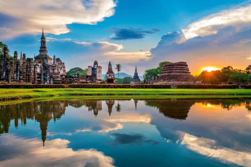 statua del buddha e tempio wat mahathat nel recinto del parco storico di sukhothai