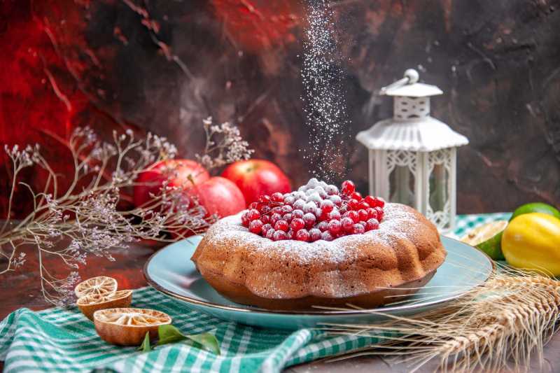 Bolo Bundt com Açúcar de Confeiteiro e Groselhas Vermelhas