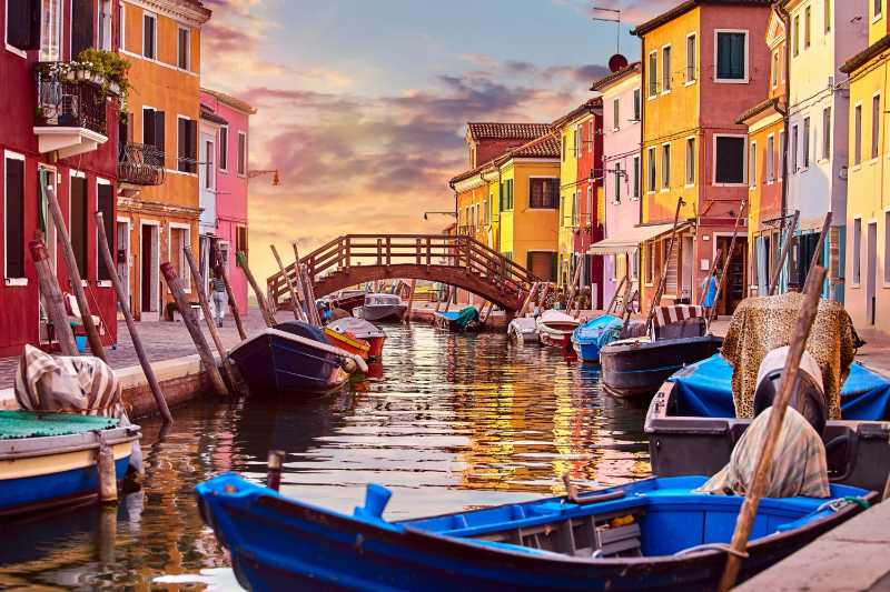 Malerischer Sonnenuntergang über dem Kanal auf der Insel Burano