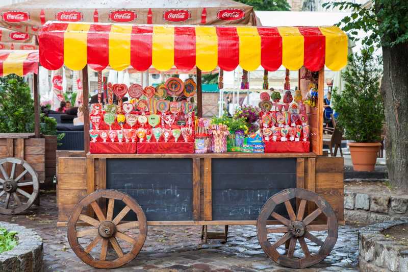 Magasin de bonbons sur un chariot en bois pour la vente de sucettes dans la vieille ville de Lviv Ukraine