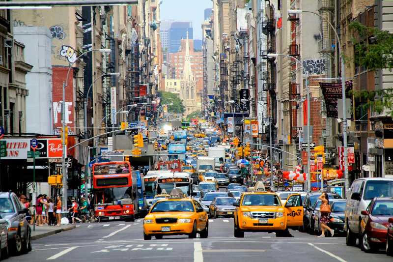 Autos en la carretera en la ciudad de Nueva York