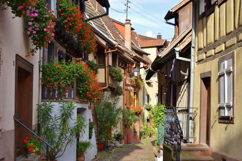 Encantador pueblo alsaciano con casas adornadas con flores