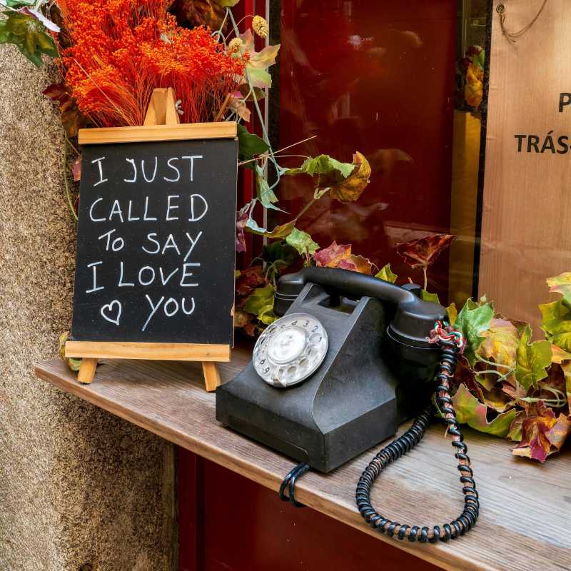 Bezauberndes Herbst-Display mit Vintage-Telefon und Liebesbrief