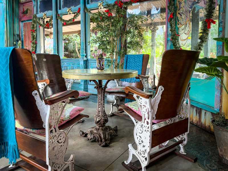 Charmante böhmische Terrasse mit dekorierten Stühlen