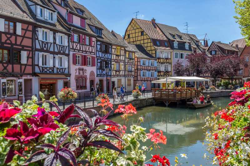 Charmante Colmar Kanal Straße Blick mit Blumen