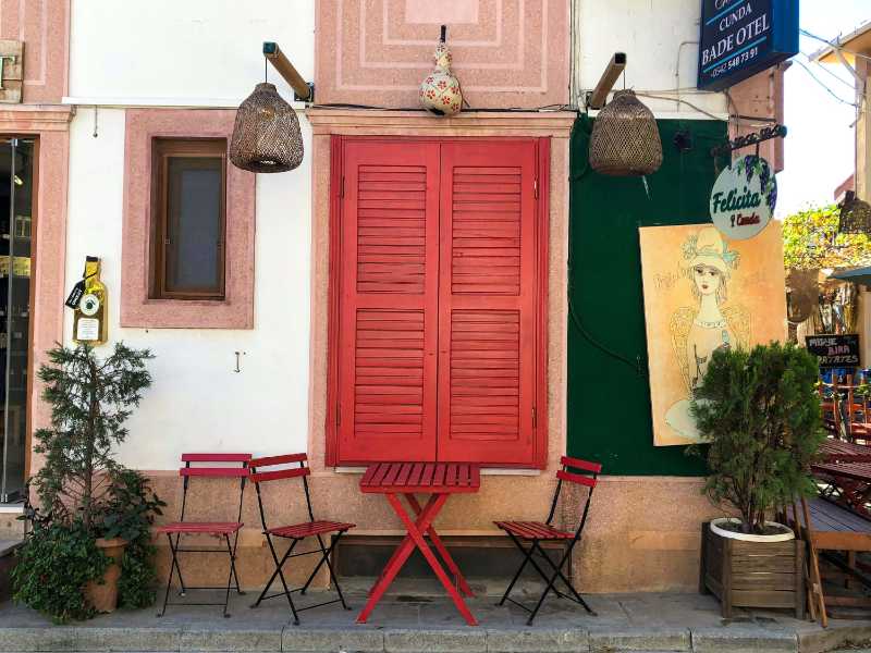 Affascinante esterno di un caffè rosso in Turchia Accogliente fotografia di strada