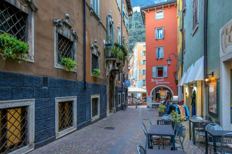 Charmante Veneto-Gasse mit Straßencafé und Geschäften