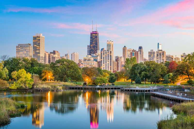 Skyline der Innenstadt von Chicago vom Lincoln Park in der Dämmerung