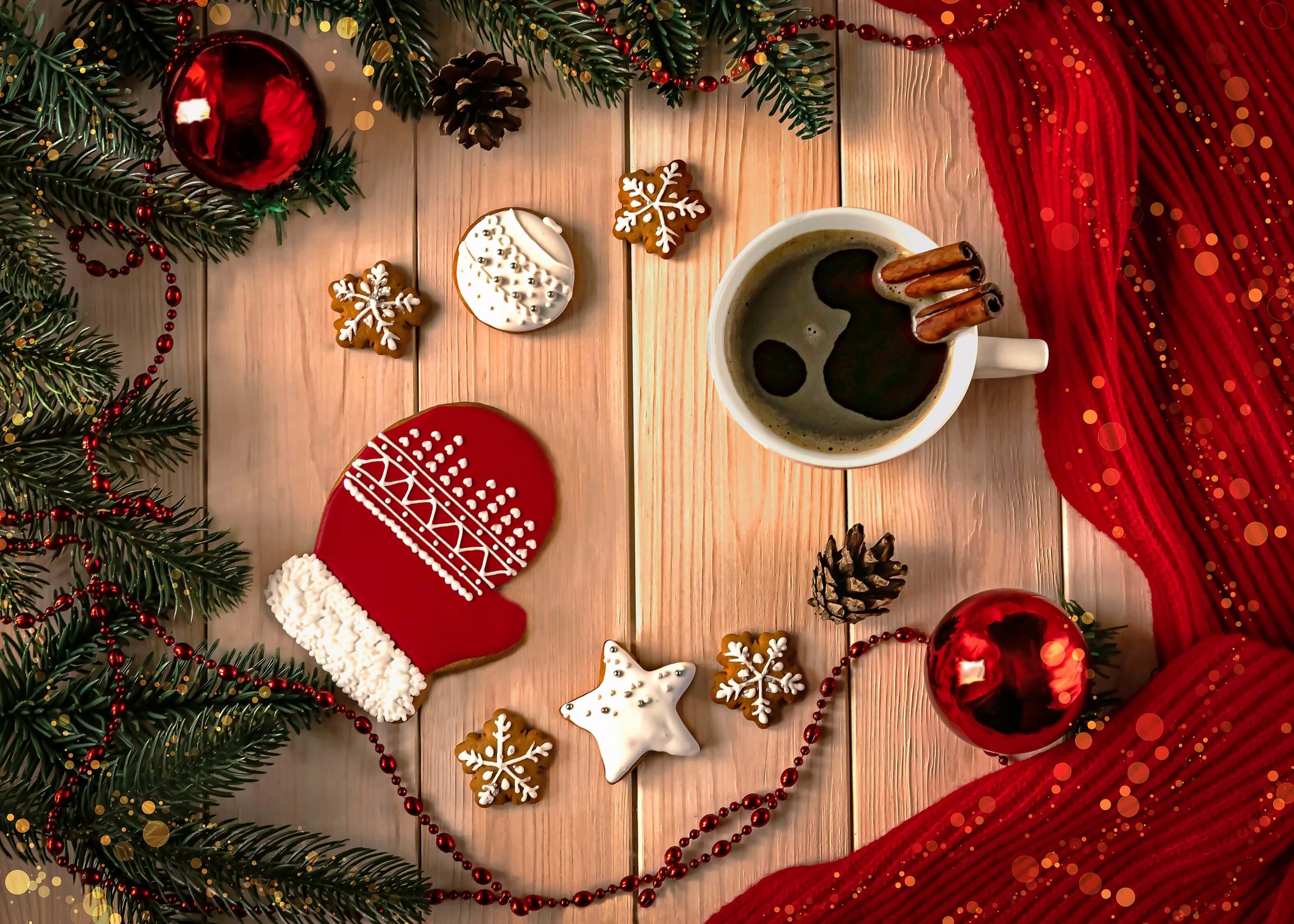 圣诞彩灯木质背景配以红色姜饼造型的手套和咖啡杯拼图游戏, image size:3150x2250